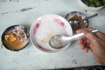 Quán cháo "mời gọi" giá chỉ 1.000 đồng độc nhất giữa Sài Gòn