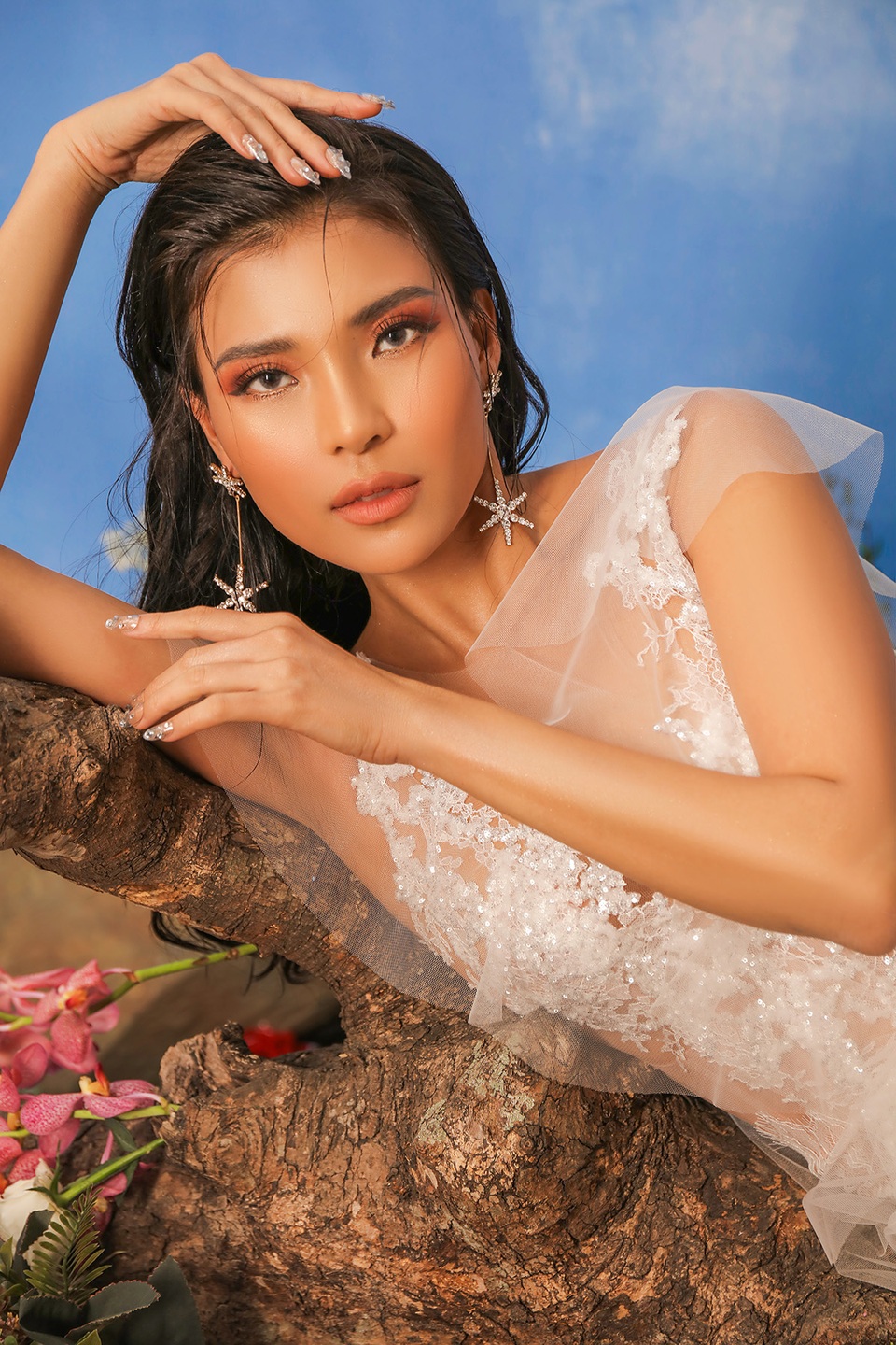 Khoe da nâu lệch chuẩn đắt giá, Thuý Diễm nhận “đang ở độ chín của phụ nữ” - 1 Khoe da nâu lệch chuẩn đắt giá, Thuý Diễm nhận “đang ở độ chín của phụ nữ” - 1