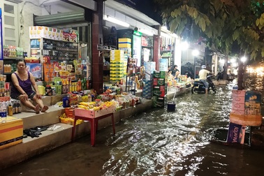 Dân Sài Gòn vật lộn trong biển nước chiều đầu tuần