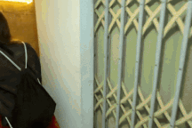 Khách Tây toát mồ hôi như lạc vào giữa mê cung tìm quán cà phê Hà Nội