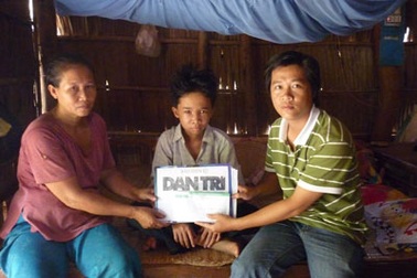 “Cậu bé mắc ung thư vòm hầu” nhận quà bạn đọc 