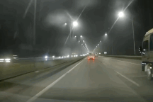 Ô tô gắn biển "tập lái" kiên quyết bám làn trái, không nhường đường