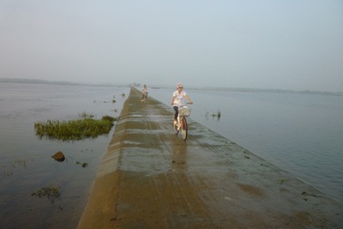 “Đùa" với Hà Bá để được học chữ