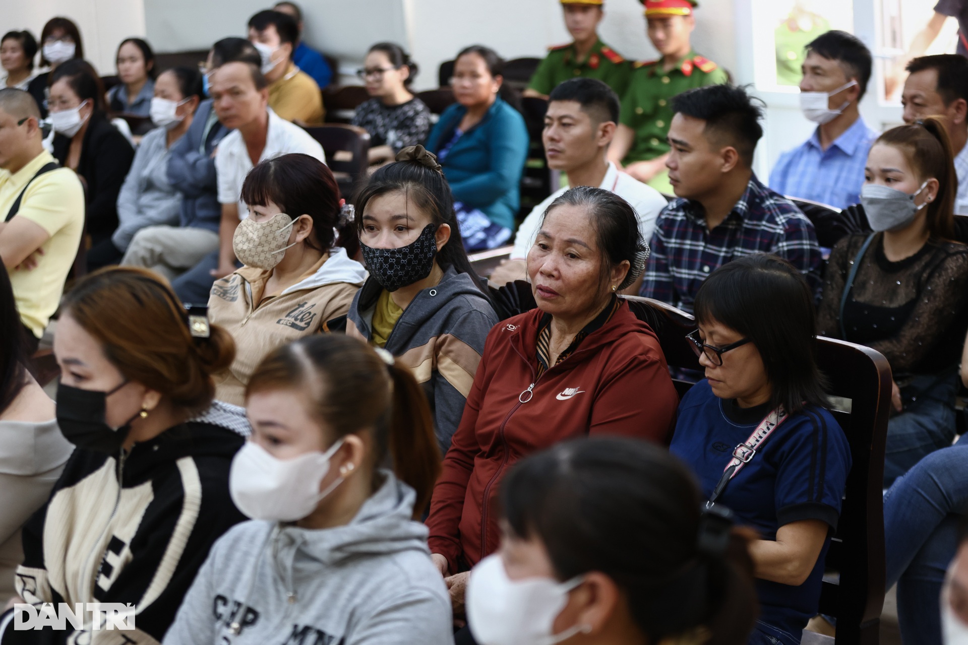 Người thân bật khóc trong phiên tòa xét xử vụ án cháy karaoke An Phú - 7 Người thân bật khóc trong phiên tòa xét xử vụ án cháy karaoke An Phú - 7