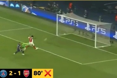 Ngôi sao Arsenal gây sốc khi bỏ lỡ cơ hội không tưởng trước gôn trống