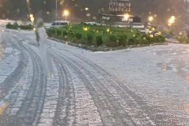 Mưa đá rơi trắng đất Sa Pa