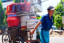 Bình Định: Người lao động mưu sinh dưới nắng nóng kéo dài