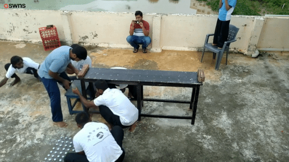 Người đàn ông dùng đầu mở 68 nắp chai chỉ trong vòng một phút - 1 Người đàn ông dùng đầu mở 68 nắp chai chỉ trong vòng một phút - 1