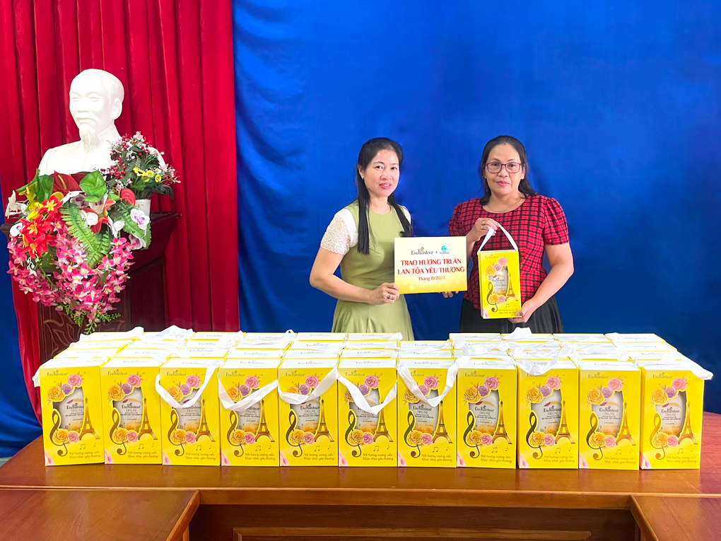Enchanteur trao quà hương thơm ý nghĩa đến giáo viên vùng ảnh hưởng bão Yagi nhân 20/11 - 3 Enchanteur trao quà hương thơm ý nghĩa đến giáo viên vùng ảnh hưởng bão Yagi nhân 20/11 - 3