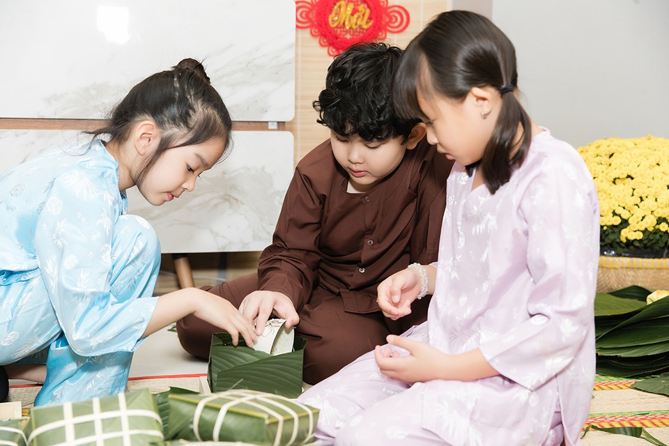 Xuân Lan, Thân Thúy Hà và Trương Quỳnh Anh dạy các con gói bánh chưng - 3 Xuân Lan, Thân Thúy Hà và Trương Quỳnh Anh dạy các con gói bánh chưng - 3
