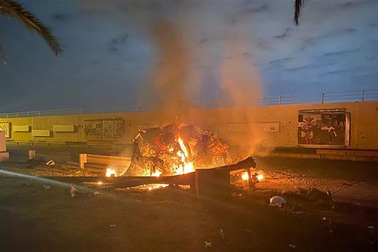 Video đoàn xe của tướng Iran cháy rụi vì bị trúng tên lửa Mỹ