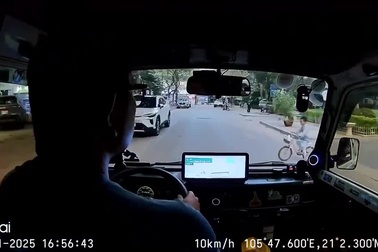 Bé trai phi xe đạp từ vỉa hè ra giữa đường, lao vào đầu ô tô