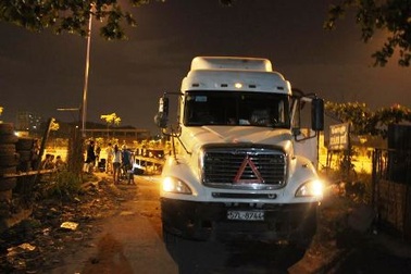 Tử nạn vì mắc kẹt dưới bánh xe container