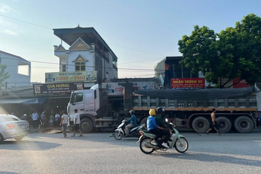 Xe đầu kéo va chạm xe máy, 3 người thương vong