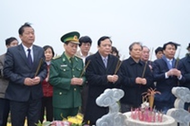 Phó Chủ tịch Quốc hội dâng hương viếng mộ Đại tướng Võ Nguyên Giáp