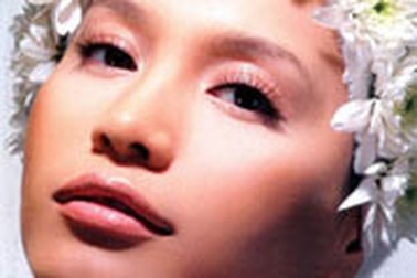 Hoa hậu Ngọc Khánh không quên "liếc" xuống