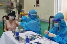 Hy hữu nữ giáo viên tiêm 2 mũi vắc xin Covid-19 cách nhau chưa đầy 10 phút