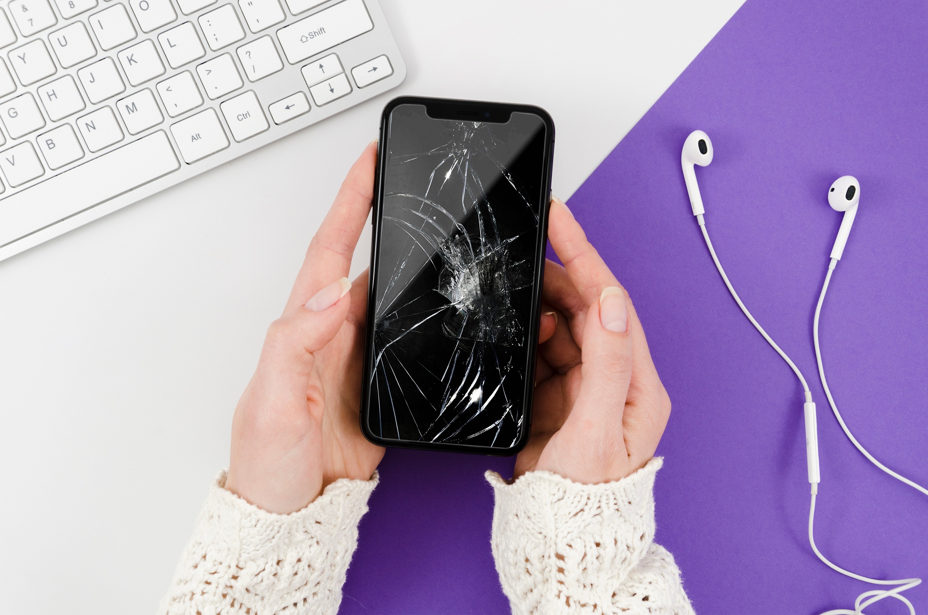 Sử dụng smartphone màn hình vỡ có thể gây chảy máu tay hoặc tệ hơn là nhiễm trùng (Ảnh: RT). Sử dụng smartphone màn hình vỡ có thể gây chảy máu tay hoặc tệ hơn là nhiễm trùng (Ảnh: RT).