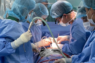 Báo động đỏ giữa đêm cứu bệnh nhân bị ngừng tim đột ngột