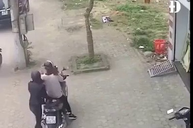 Người lớn dừng xe không tắt máy, em bé vô tình vặn tay ga khiến cả hai ngã nhào