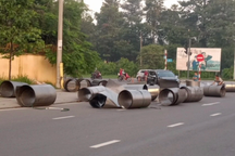 Hơn chục cuộn tôn đứt xích, rơi xuống đường và văng lên vỉa hè