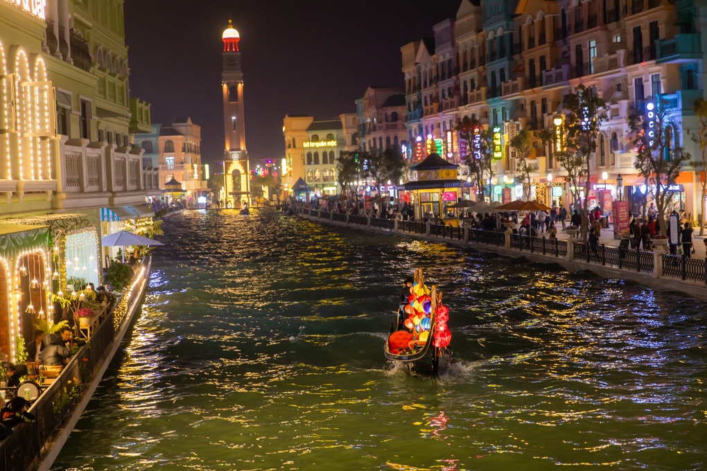 Ngồi thuyền Gondola dọc sông Venice vào buổi tối, khi những dãy nhà hàng 2 bên sông sáng đèn là trải nghiệm thú vị lần đầu tiên xuất hiện tại Thủ đô (Ảnh: Vingroup).