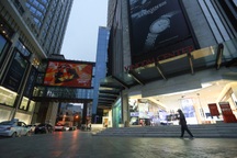 Cảnh "vắng lặng như tờ" tại các trung tâm thương mại Hà Nội trong mùa dịch