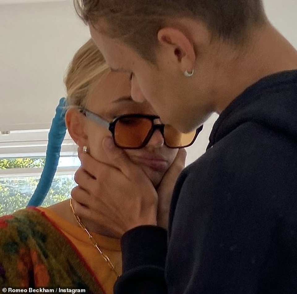 Romeo Beckham tình tứ bên bạn gái - 1 Romeo Beckham tình tứ bên bạn gái - 1