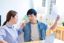 Lần nào dạy con học bài chồng cũng nói một câu khiến tôi rất khó chịu