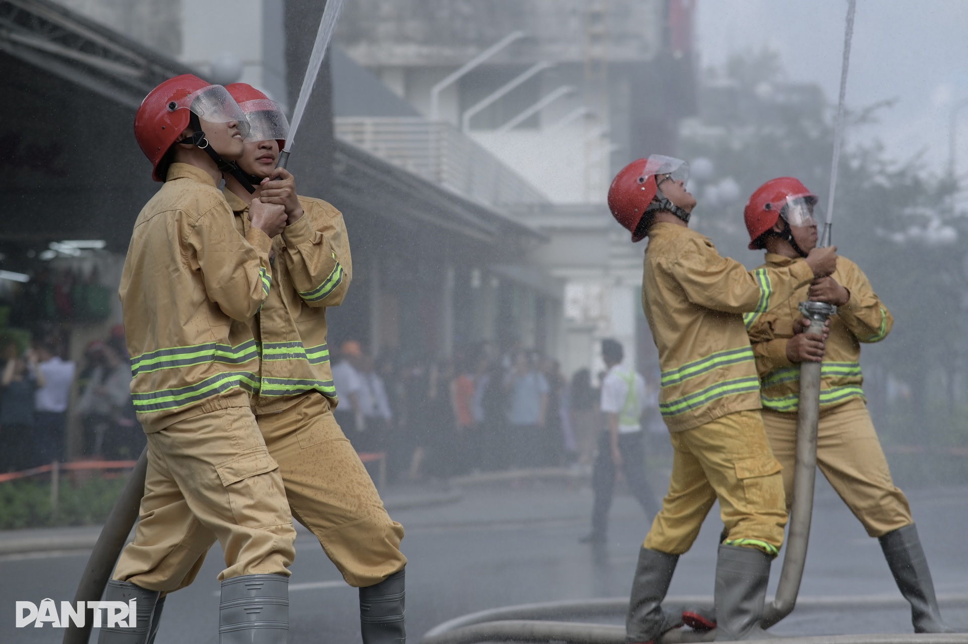 Hơn 1.300 người tham gia diễn tập chữa cháy tại tòa nhà ở trung tâm TPHCM - 3 Hơn 1.300 người tham gia diễn tập chữa cháy tại tòa nhà ở trung tâm TPHCM - 3