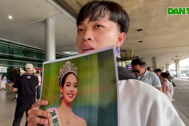 Hoa hậu Thanh Thủy rạng rỡ trong vòng vây người hâm mộ khi vừa về nước