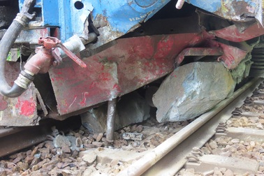 Sạt lở đá bất ngờ khiến tàu hỏa trật bánh