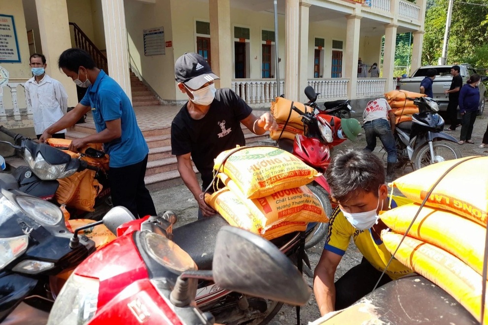 Tiếp tục chương trình Vạn cân gạo giúp công nhân nghèo về quê tránh dịch - 9 Tiếp tục chương trình Vạn cân gạo giúp công nhân nghèo về quê tránh dịch - 9