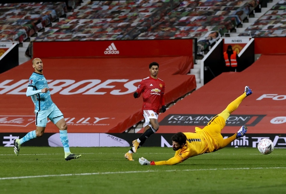 Man Utd 3-2 Liverpool: Salah lập cú đúp, Fernandes tung đòn quyết định - 8 Man Utd 3-2 Liverpool: Salah lập cú đúp, Fernandes tung đòn quyết định - 8