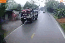 Phanh gấp trên đường trơn trượt, xe tải "drift" xuống mương nước