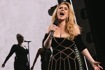 Adele hóa "nữ thần" trong trang phục của Công Trí