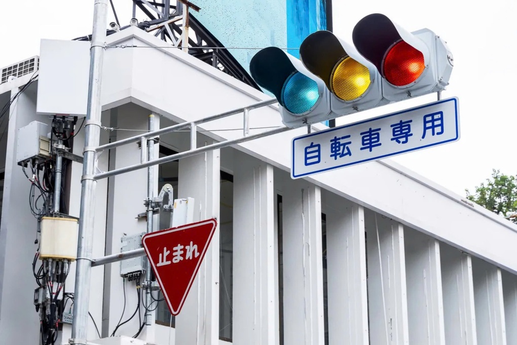 Why are traffic lights in Japan blue? - 1 Vì sao đèn giao thông ở Nhật có màu xanh lam? - 1