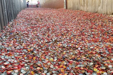 Kỳ lạ con hẻm được lát toàn bằng... nắp chai