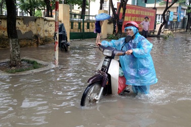 Người Hà Nội bì bõm dắt xe lội phố