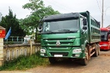 Xe khách vượt xe tải, một người tử nạn