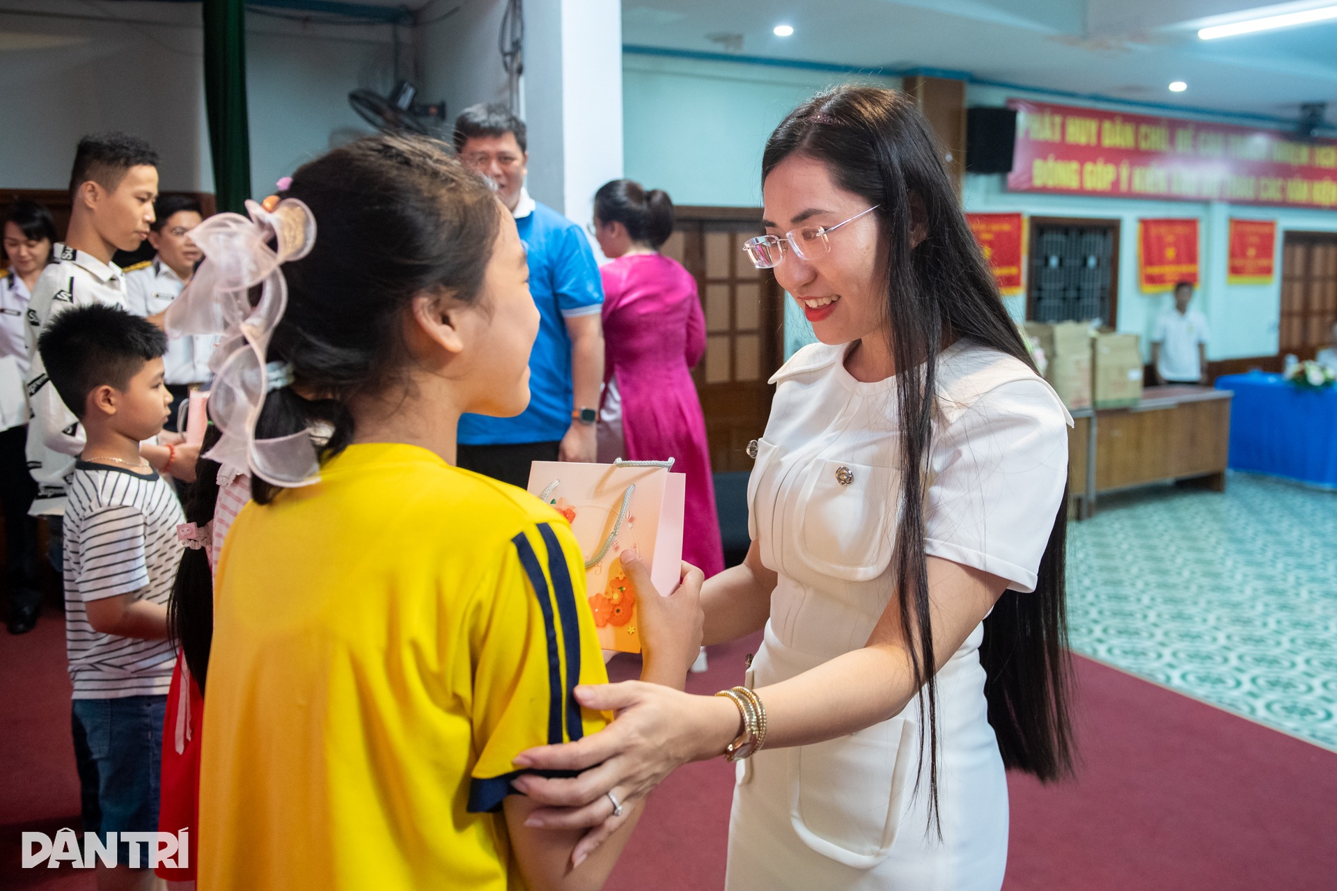 Vui Tết Trung thu cùng con các chiến sĩ Trường Sa - 10 Vui Tết Trung thu cùng con các chiến sĩ Trường Sa - 10