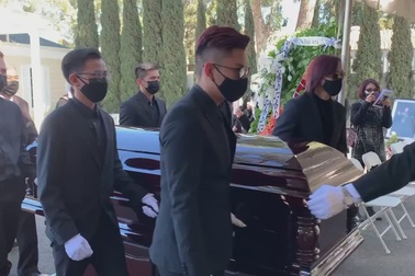 Đưa linh cữu nghệ sĩ Chí Tài vào thực hiện nghi thức hỏa thiêu.