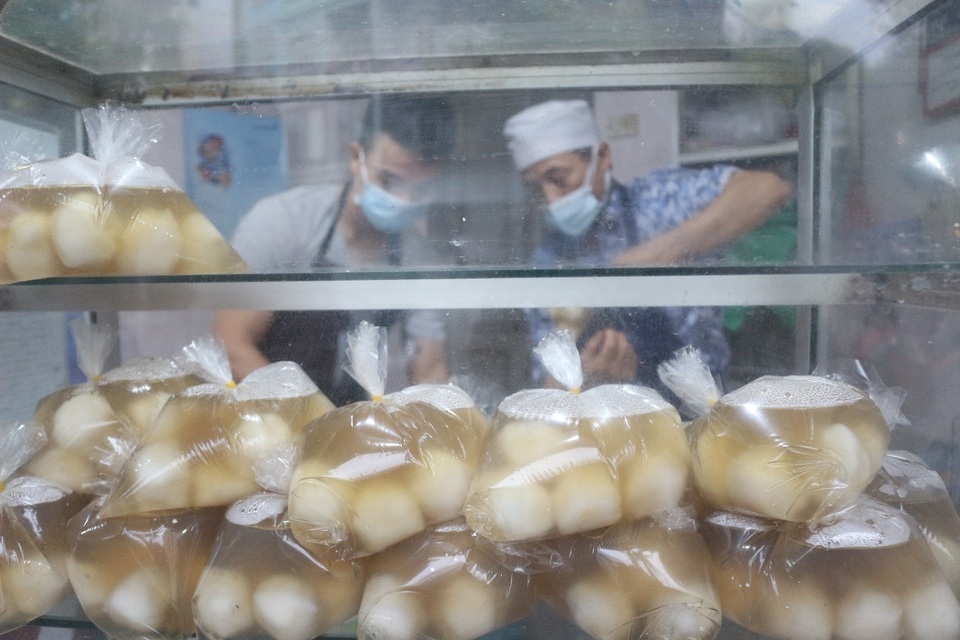 Người dân xếp hàng dài mua bánh trôi, bánh chay về cúng Tết Hàn thực - 5 Người dân xếp hàng dài mua bánh trôi, bánh chay về cúng Tết Hàn thực - 5
