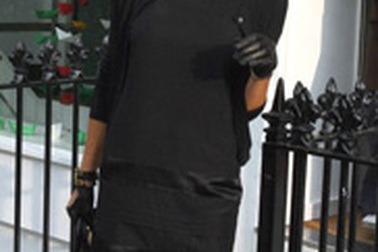 Vic diện váy “siêu ngắn” dưới trời 10ºC