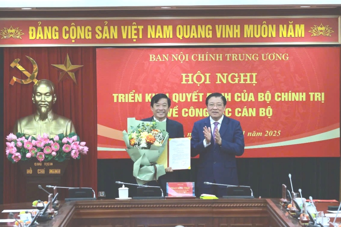 ون لونگ پارٹی سکریٹری کو مرکزی داخلی امور کمیشن - 1 کا نائب سربراہ مقرر کیا گیا۔ Bí thư Vĩnh Long làm Phó trưởng Ban Nội chính Trung ương - 1