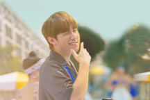 Sơn Tùng M-TP khui quà fan tặng hay sắp đi du lịch?