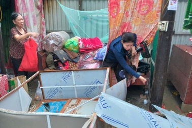 Lốc xoáy làm tốc mái gần 30 căn nhà