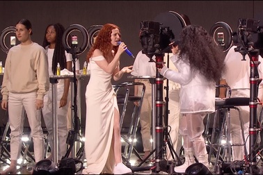 Kỳ lạ nữ ca sĩ vừa biểu diễn vừa “hì hụi” tẩy trang