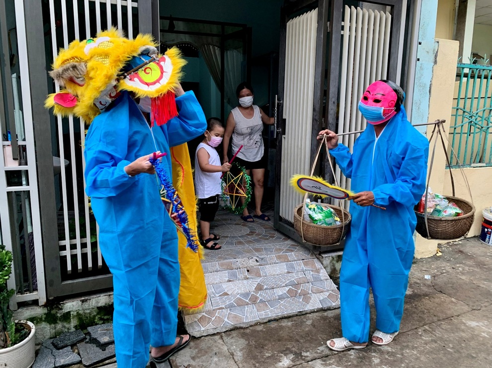 Ông địa, chú lân mặc đồ bảo hộ kín mít đi tặng quà Trung thu các em nhỏ - 4 Ông địa, chú lân mặc đồ bảo hộ kín mít đi tặng quà Trung thu các em nhỏ - 4