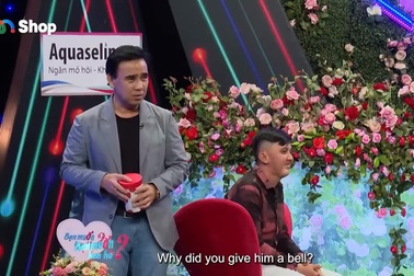 Cô gái TPHCM mua chuông làm quà tặng chàng trai Cà Mau